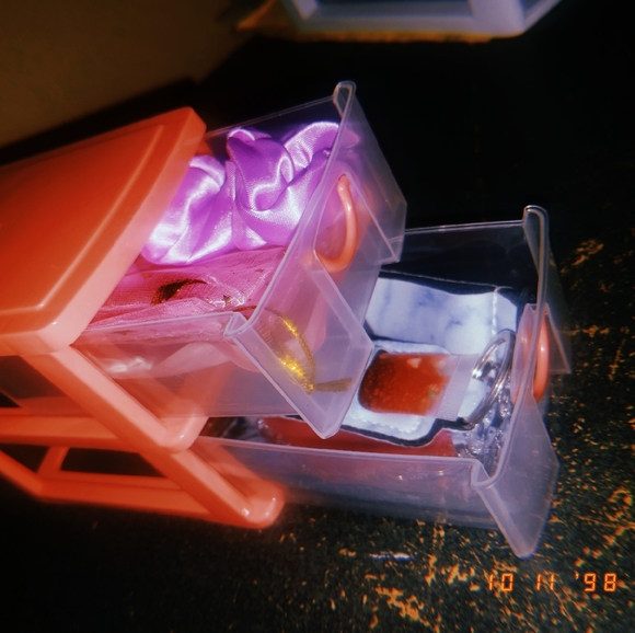 Mini beauty container, filled with products!! - Picture 3 of 7